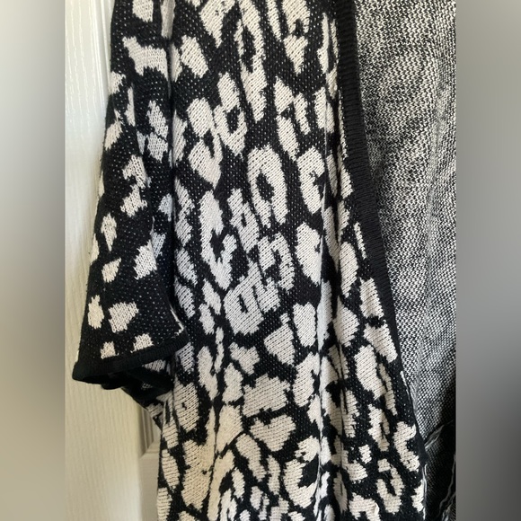 Black and White Patterned Komono Sweater - Picture 4 of 5